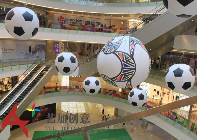 中庭悬挂足球装饰
