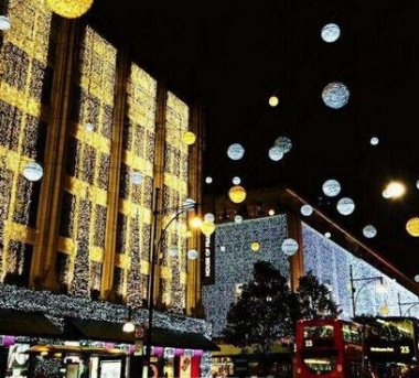 国外主题创意美陈-英国JOHN LEWIS商场：把地球和月亮装入购物中