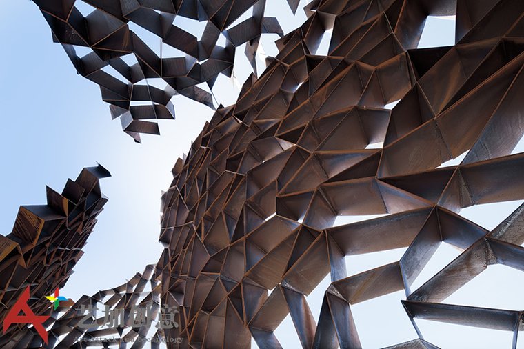 耐候钢在景观中的应用·环绕酒店的不规则耐候钢墙 耐候钢在景观中的应用·环绕酒店的不规则耐候钢墙