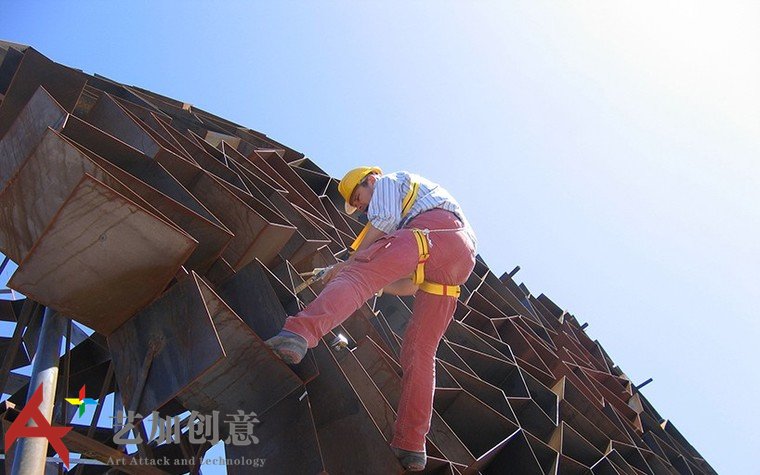 耐候钢在景观中的应用·环绕酒店的不规则耐候钢墙 耐候钢在景观中的应用·环绕酒店的不规则耐候钢墙