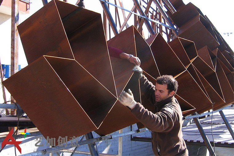 耐候钢在景观中的应用·环绕酒店的不规则耐候钢墙 耐候钢在景观中的应用·环绕酒店的不规则耐候钢墙