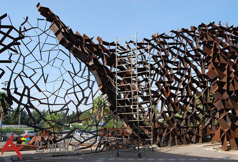 耐候钢在景观中的应用·环绕酒店的不规则耐候钢墙 耐候钢在景观中的应用·环绕酒店的不规则耐候钢墙