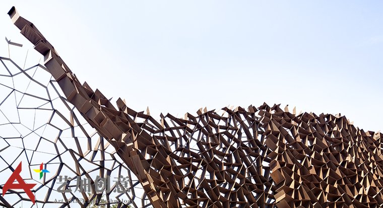 耐候钢在景观中的应用·环绕酒店的不规则耐候钢墙 耐候钢在景观中的应用·环绕酒店的不规则耐候钢墙