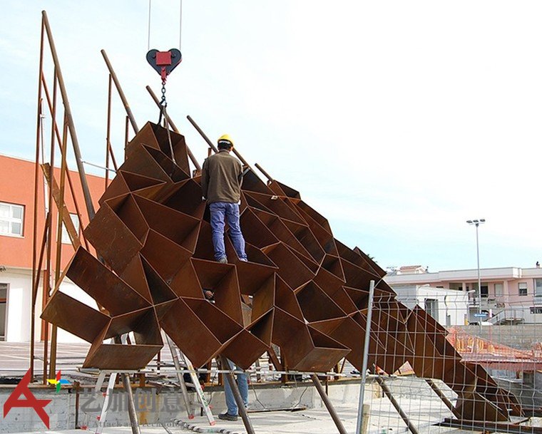 耐候钢在景观中的应用·环绕酒店的不规则耐候钢墙 耐候钢在景观中的应用·环绕酒店的不规则耐候钢墙