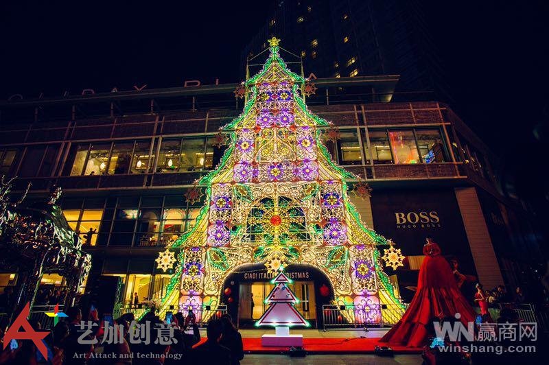 深圳益田假日广场2017圣诞美陈：光雕圣诞树